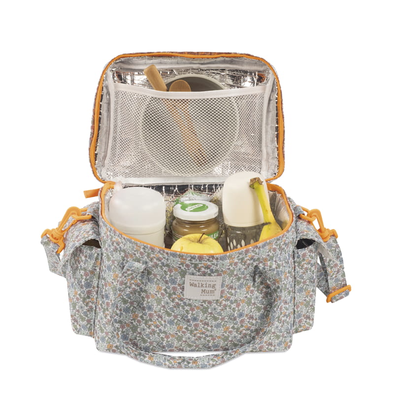 Bolsa térmica floral aberta com frascos e frutas dentro