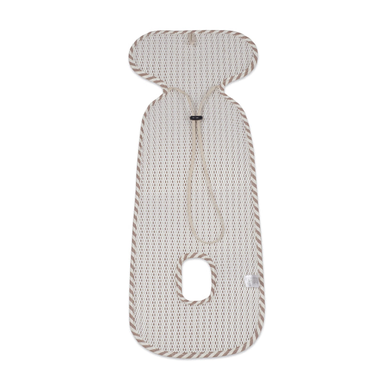 Colchonete de malha bege e branca para carrinho de bebé com bordas listradas.