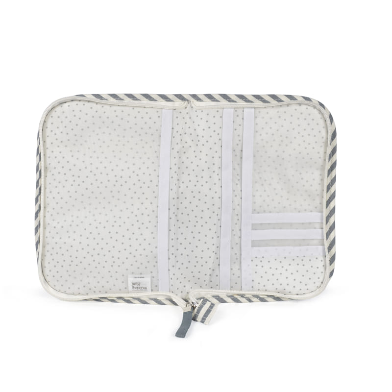 Estojo aberto com padrão de estrelas e riscas diagonais nas bordas