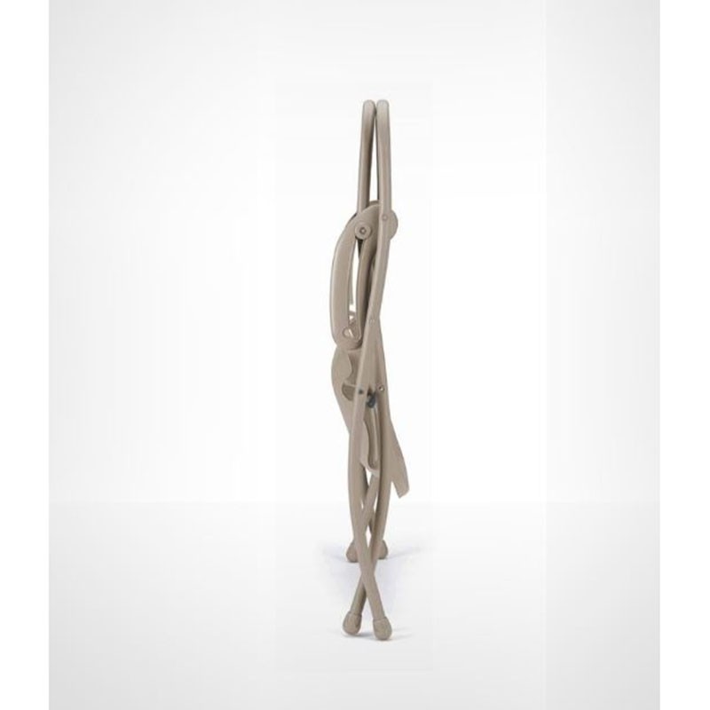 Cadeira dobrável bege em fundo branco