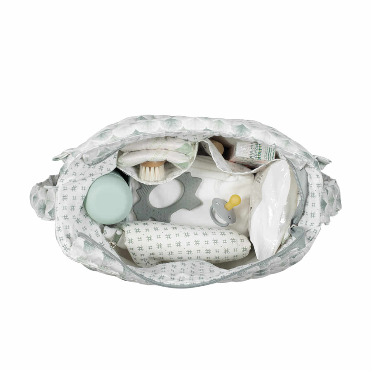 Bolsa de bebé com itens dentro, incluindo chupeta, fralda e escova