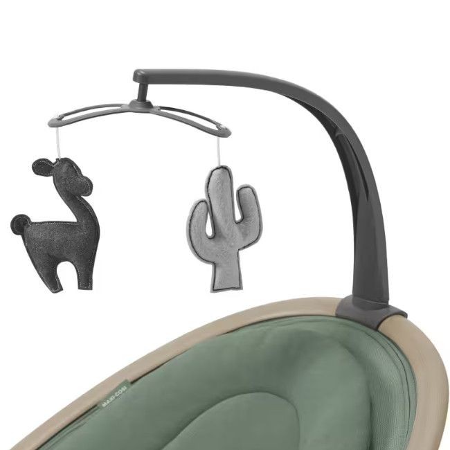 Móvel musical com pendentes de alce e cacto instalado numa cadeira para bebé verde e bege