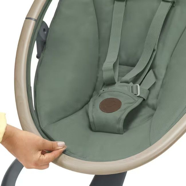 Cadeira de bebé verde com cinto de segurança e estrutura bege