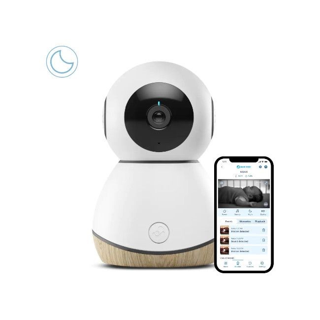 Câmara de vigilância branca com base de madeira e smartphone a mostrar monitorização de bebé