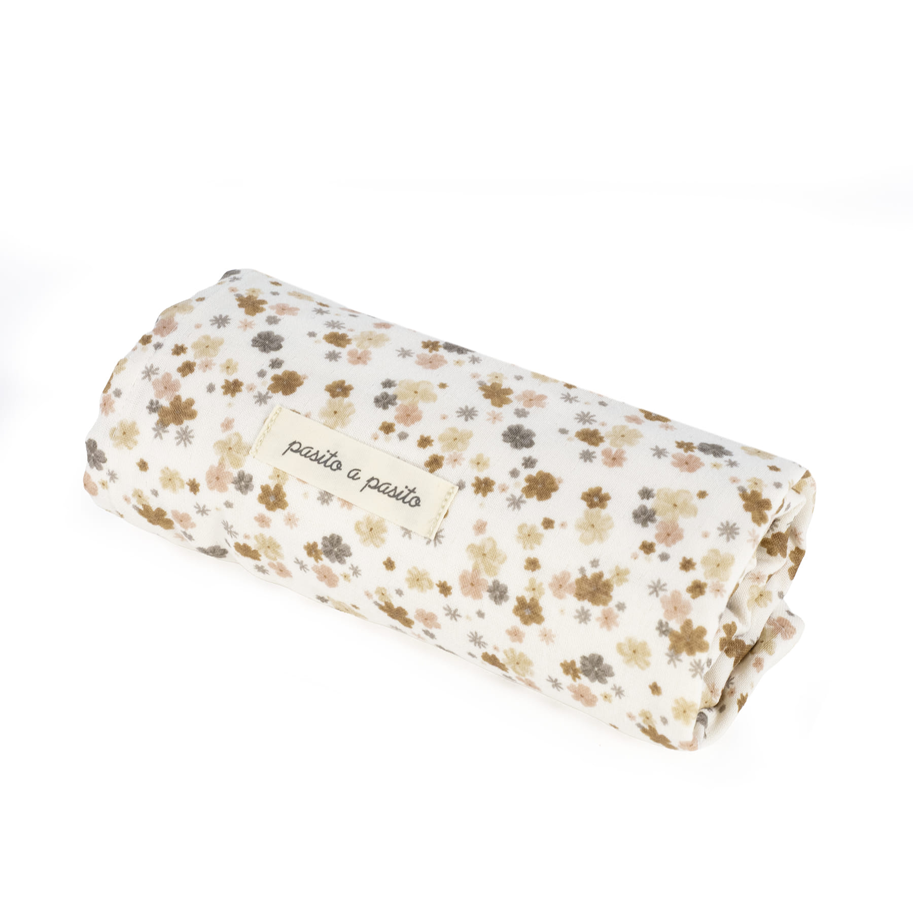 Tecido branco com flores castanhas e etiqueta pasito a pasito