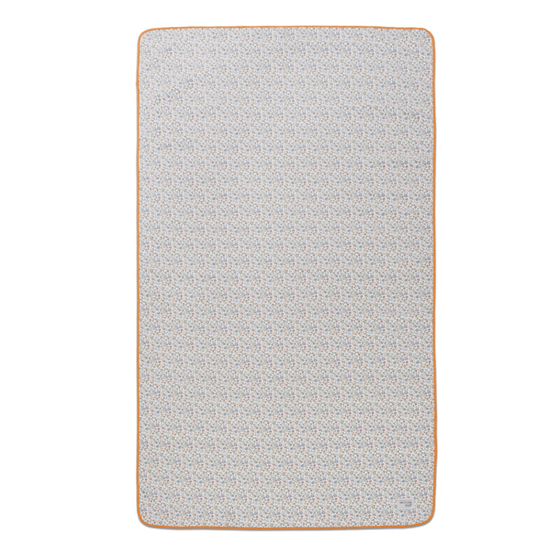 Colcha ou manta com padrão floral azul e laranja e borda laranja