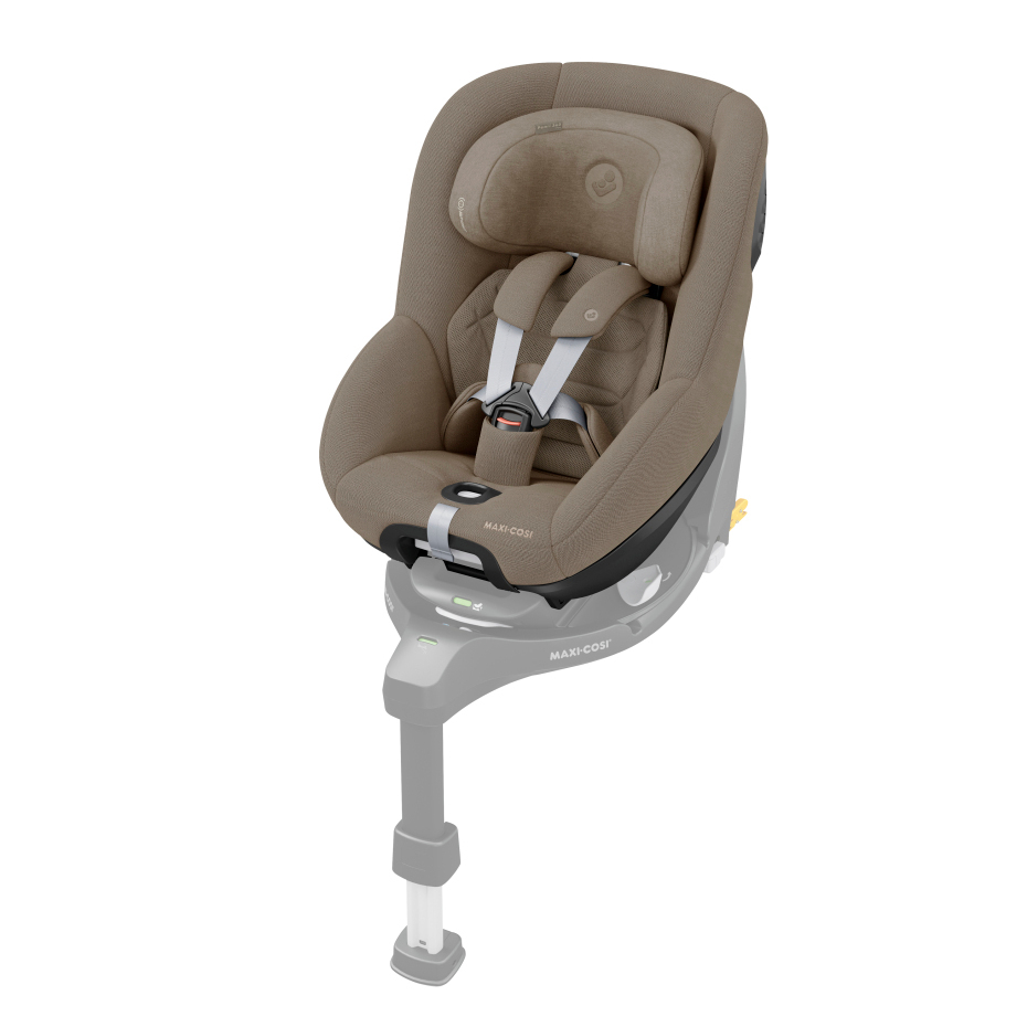 Cadeira auto infantil castanha Maxi-Cosi com arnês cinza e base preta com suporte ajustável.