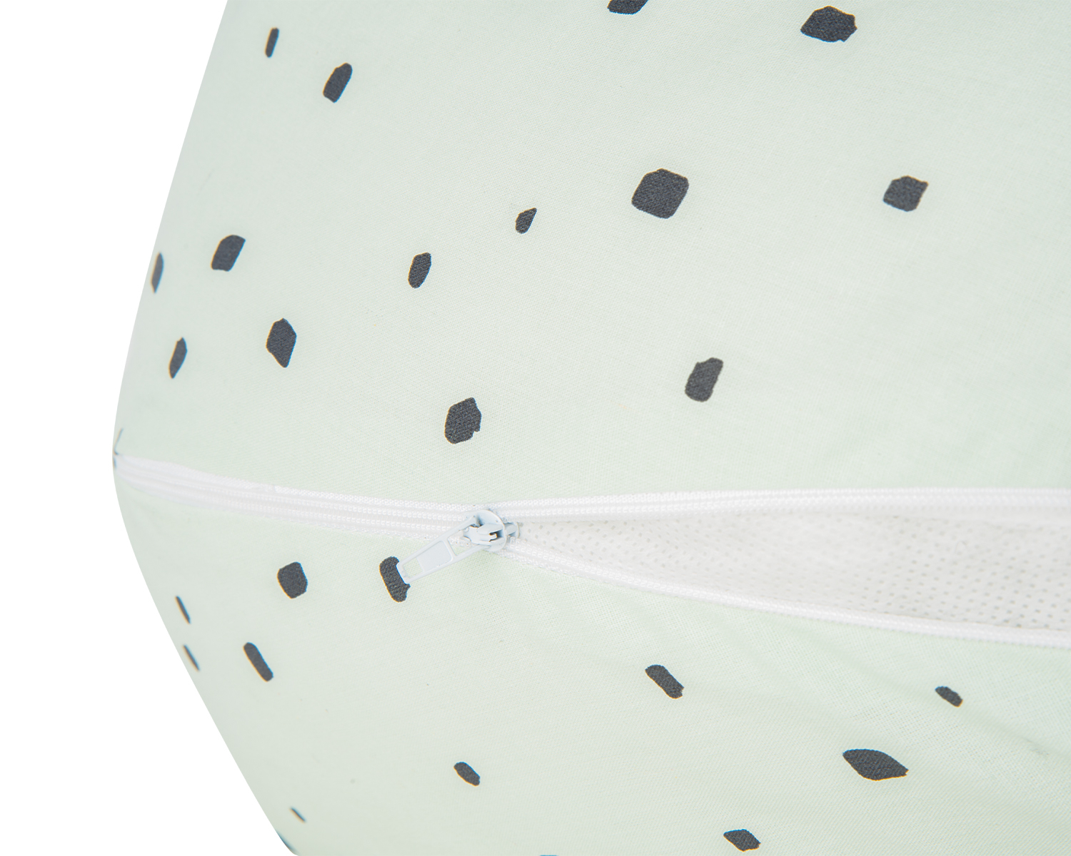 Almofada verde claro com manchas pretas e fecho branco