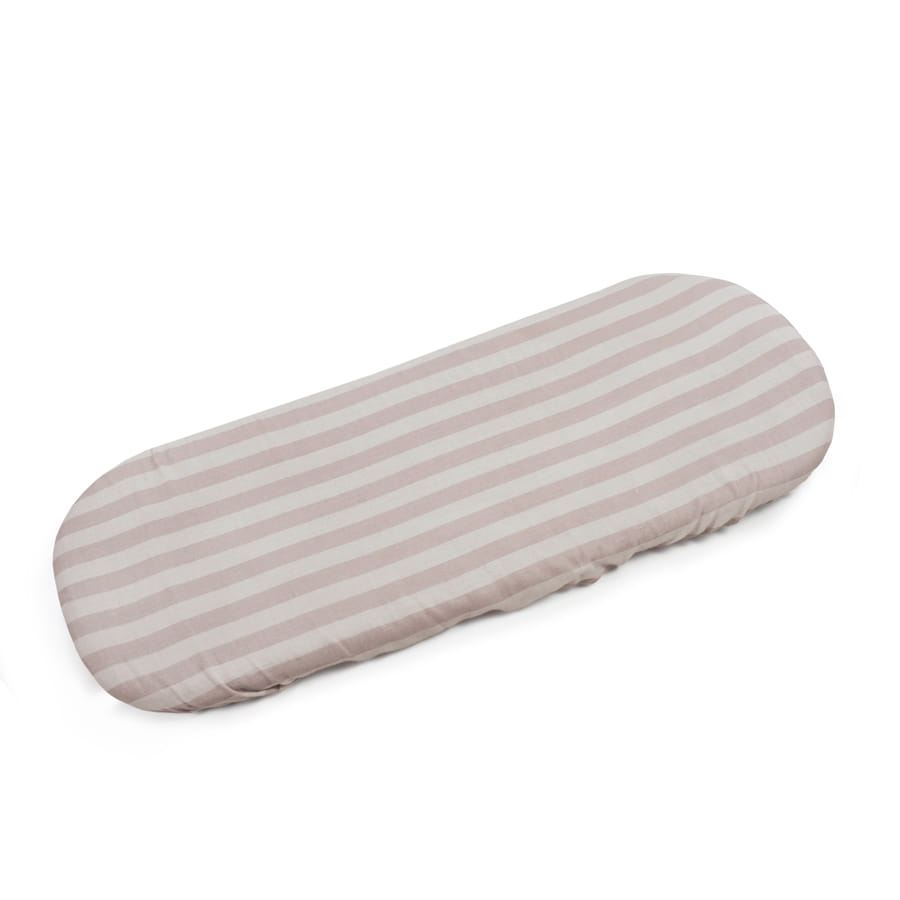 Colchão ou almofada às riscas bege e branco com formato oval