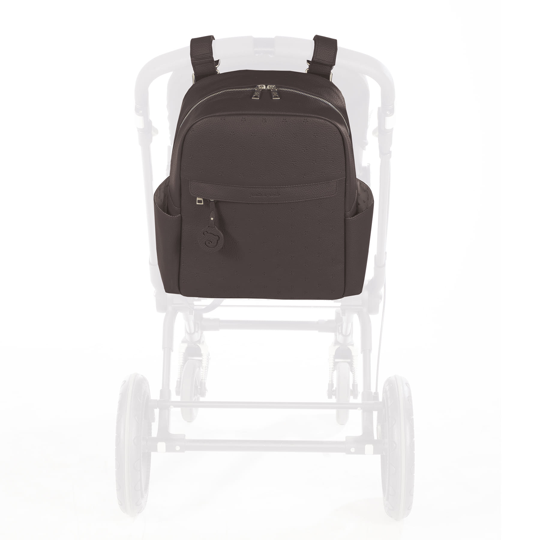 Mochila preta de pele sobre carrinho de bebé