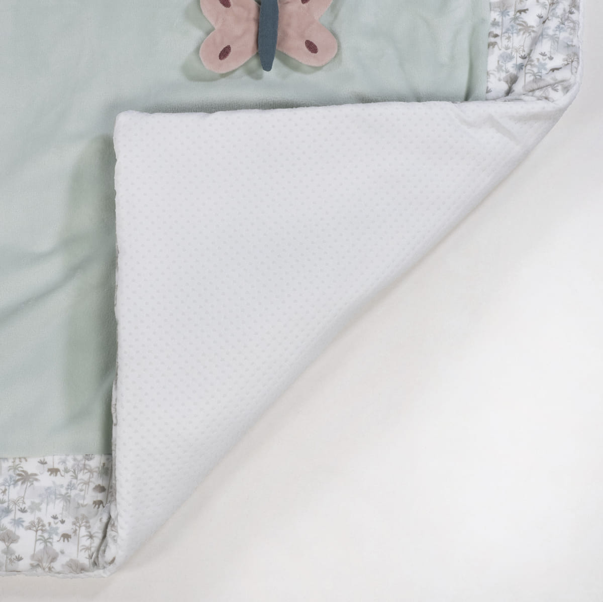 Cobertor ou manta dupla face com borboleta bordada e padrão floral nas bordas