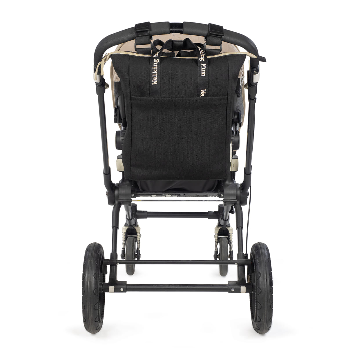 Carrinho de bebé preto e bege com estrutura metálica e rodas grandes traseiras