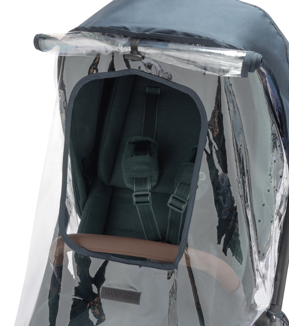 Capa de chuva transparente para carrinho de bebé com interior cinzento escuro e detalhe castanho claro.