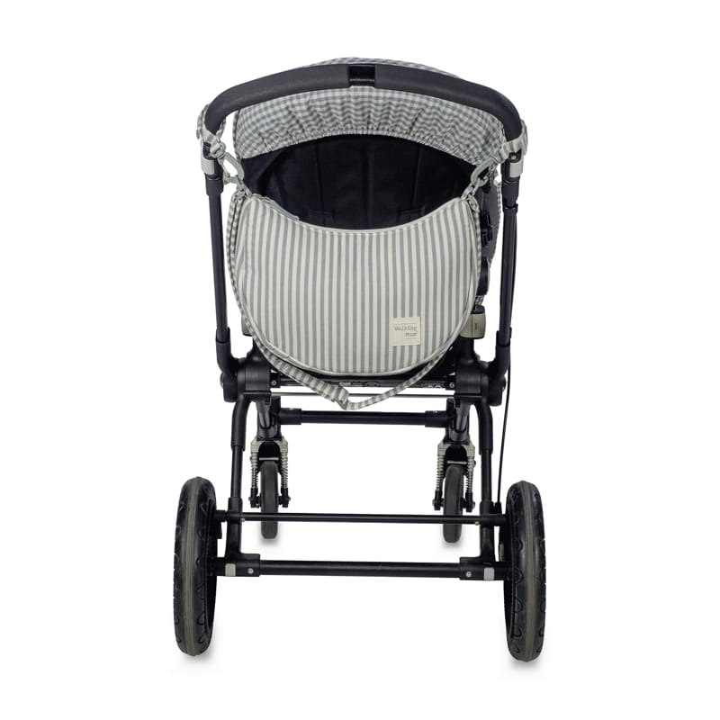 Carrinho de bebé com bolsa às riscas na parte traseira