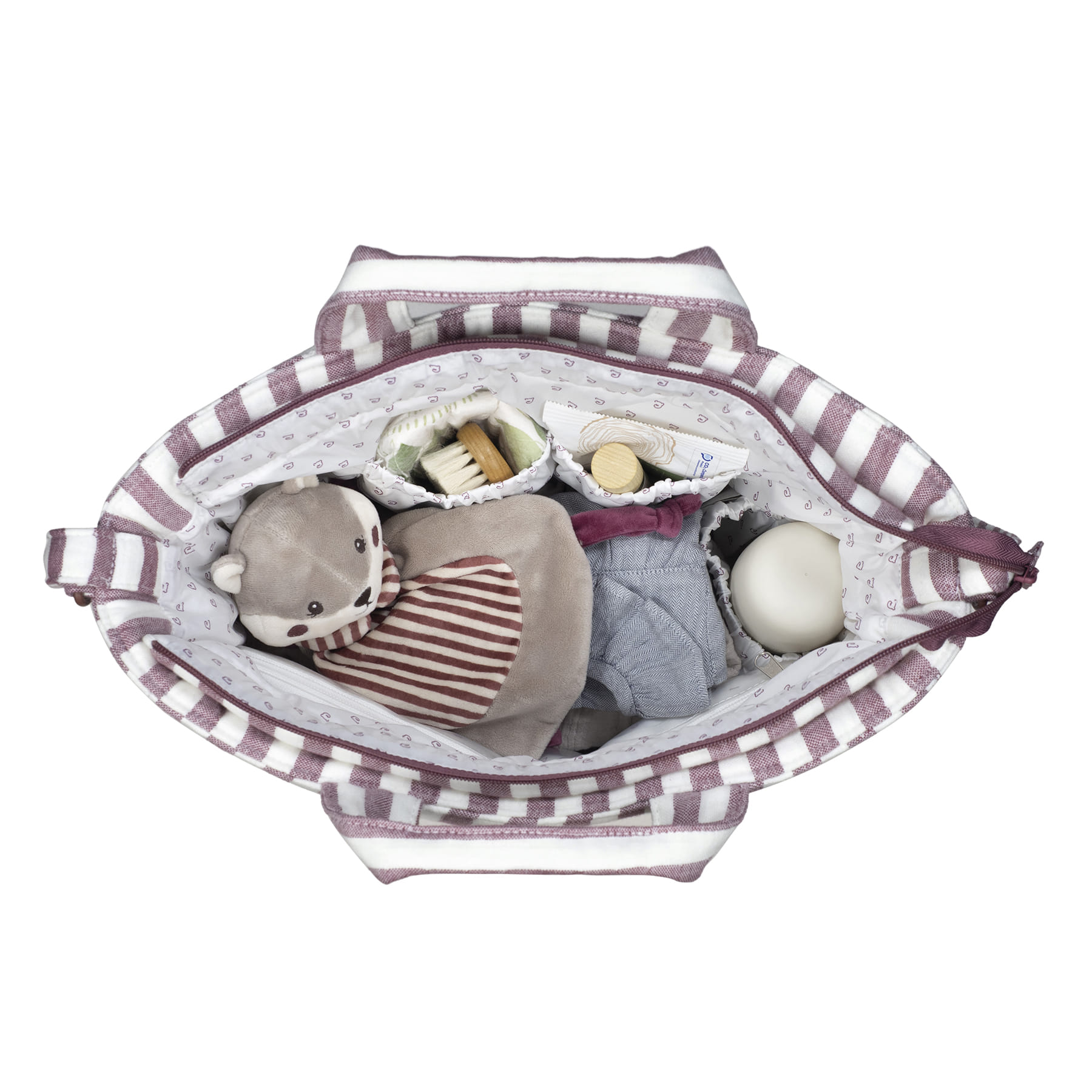 Bolsa às riscas com peluche, frasco, escova e roupa de bebé no interior