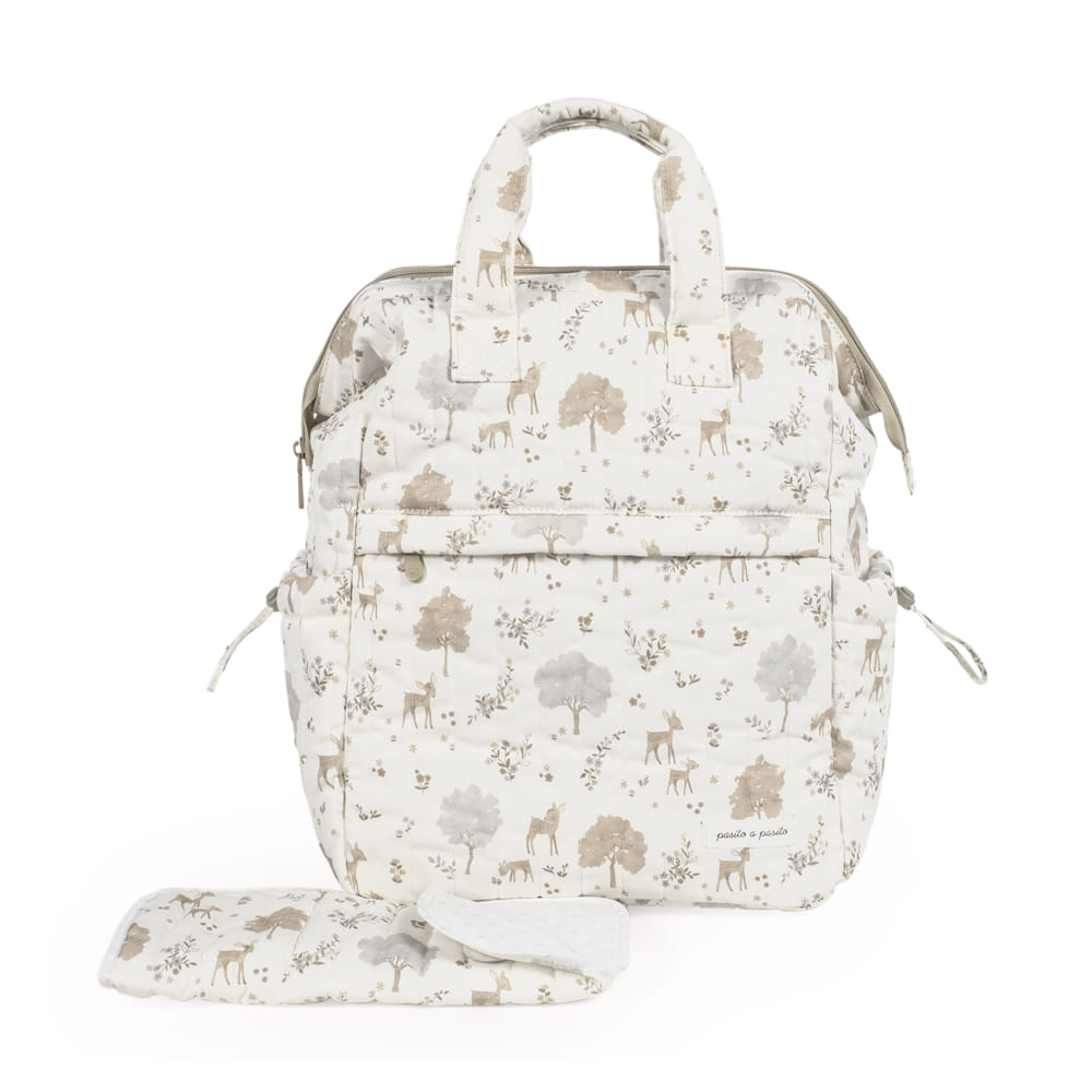 Mochila branca com padrão castanho e cinzento de animais e árvores e almofada combinando