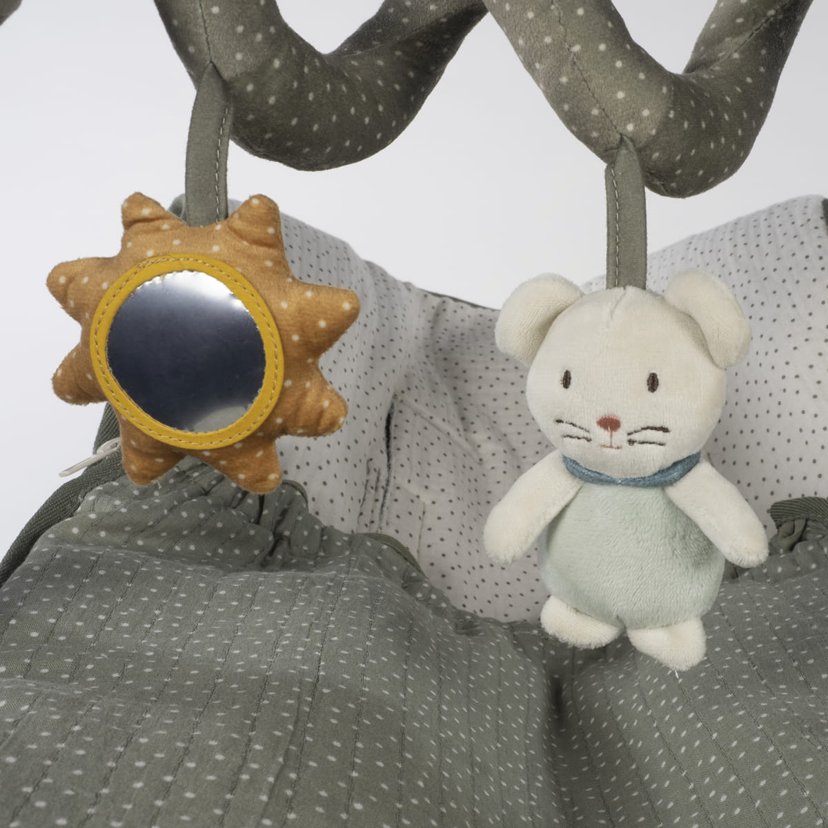 Carrinho de bebé cinzento com brinquedos pendurados, espelho em forma de sol e urso de peluche