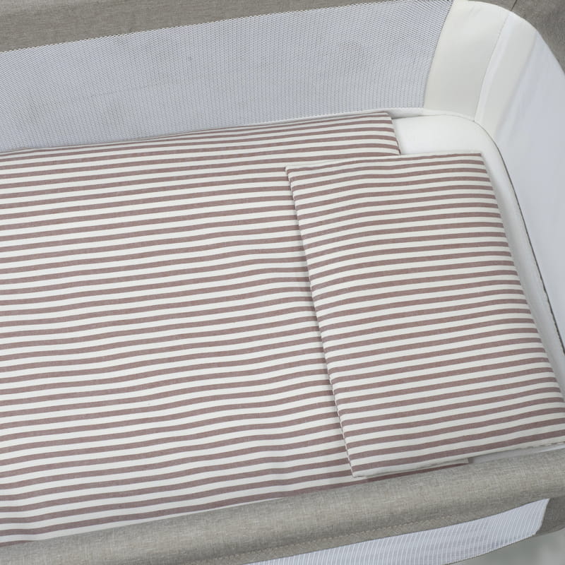 Berço para bebé com tecido às riscas bege e branco e rede branca