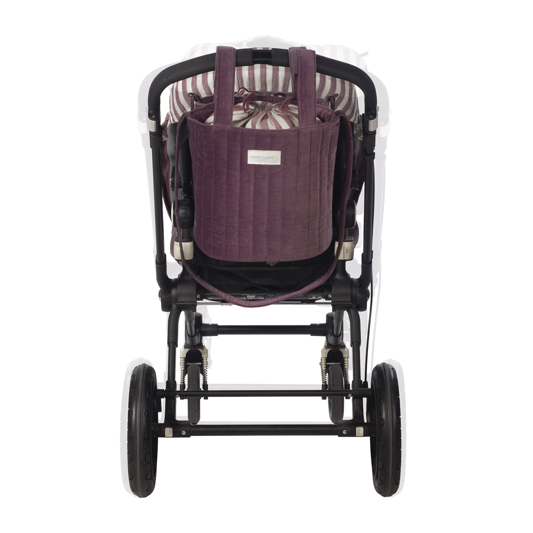 Carrinho de bebé com saco de tecido roxo acolchoado e estrutura preta