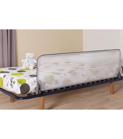 Cama infantil com protetor branco e urso de peluche