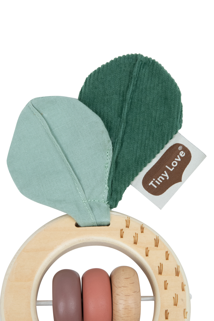 Brinquedo de madeira com argolas coloridas e folhas de tecido verdes