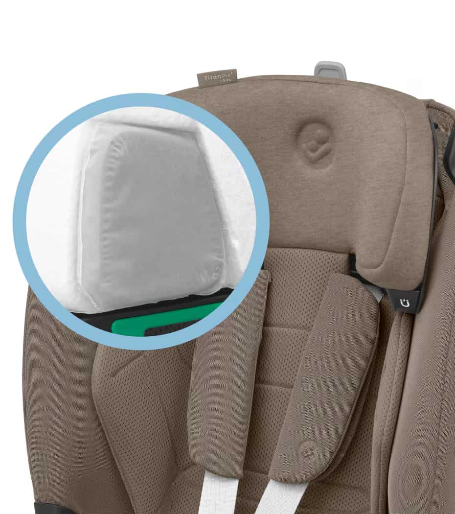 Cadeira automóvel infantil castanha com arnês branco e proteção acolchoada