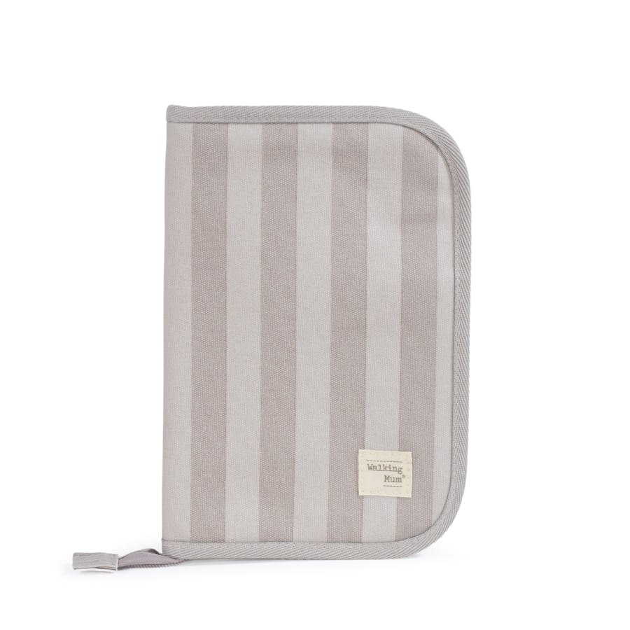 Capa com riscas cinza e bege com etiqueta 'Waiting Mum'