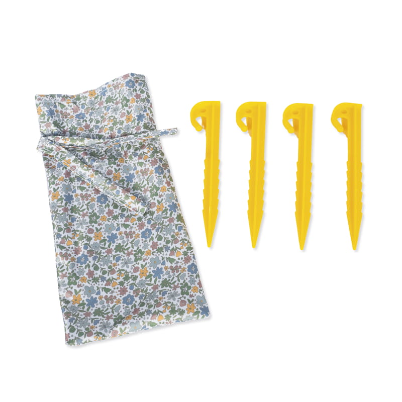 Estacas amarelas de plástico e saco de tecido floral