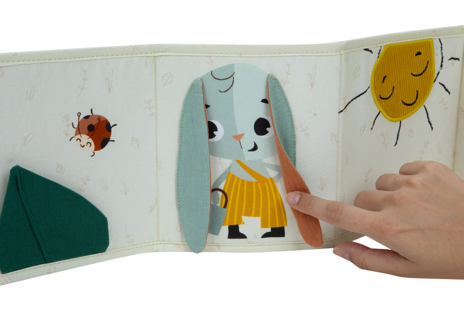 Livro infantil de tecido com desenhos de coelho, sol, joaninha e folha verde dobrável