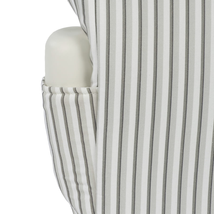 Apoio de braço de sofá com tecido riscado branco e cinza e almofada de espuma branca no bolso lateral