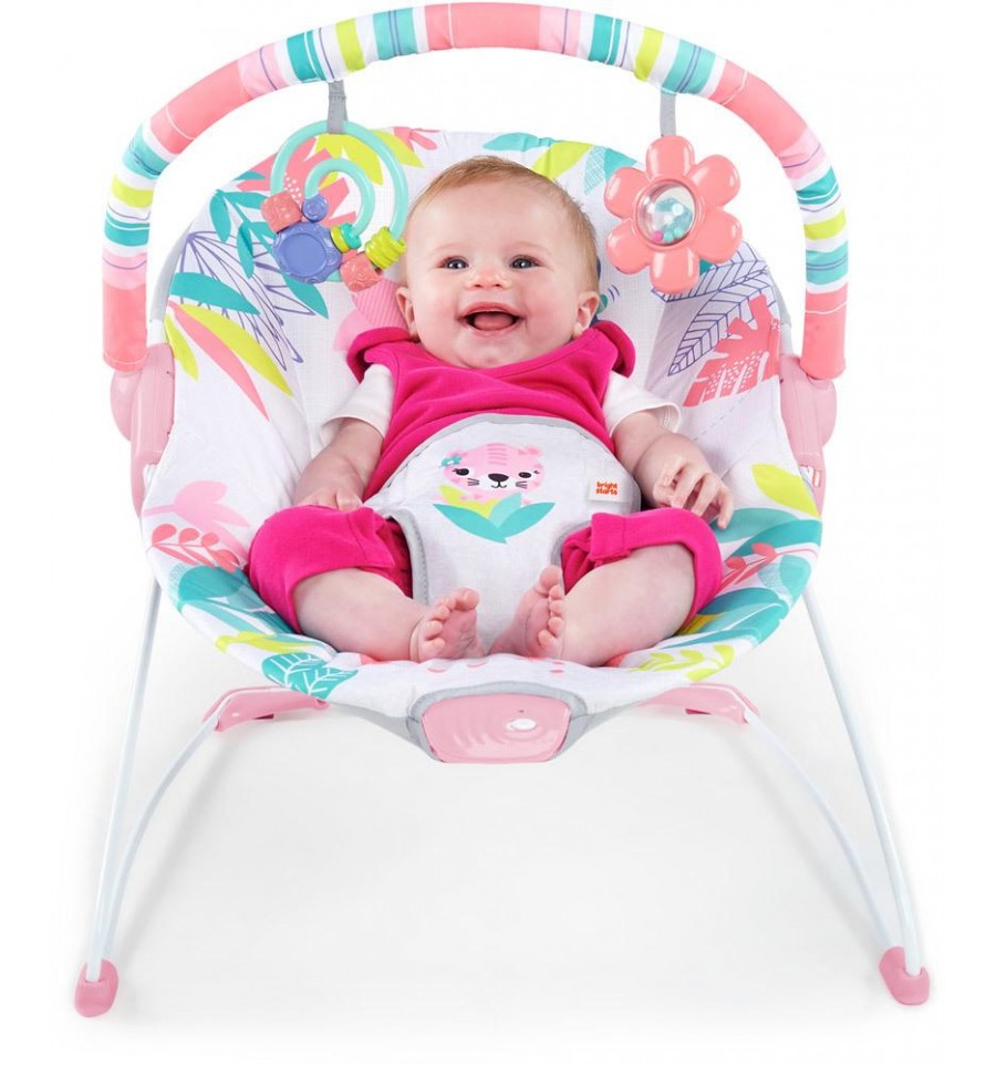 Cadeira de bebé colorida com brinquedos pendurados, assento estampado e arco acolchoado