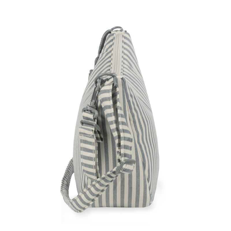 Bolsa riscada cinzento e branco vista de lado com asa e fecho