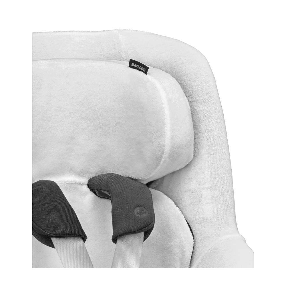 Assento infantil para carro branco com cintos de segurança pretos acolchoados