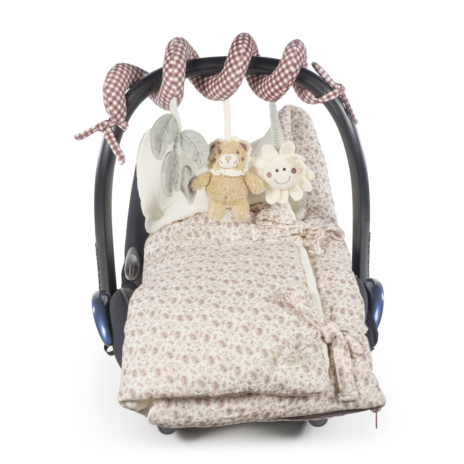 Cadeira de bebé com manta bege floral, brinquedos de peluche e barra xadrez