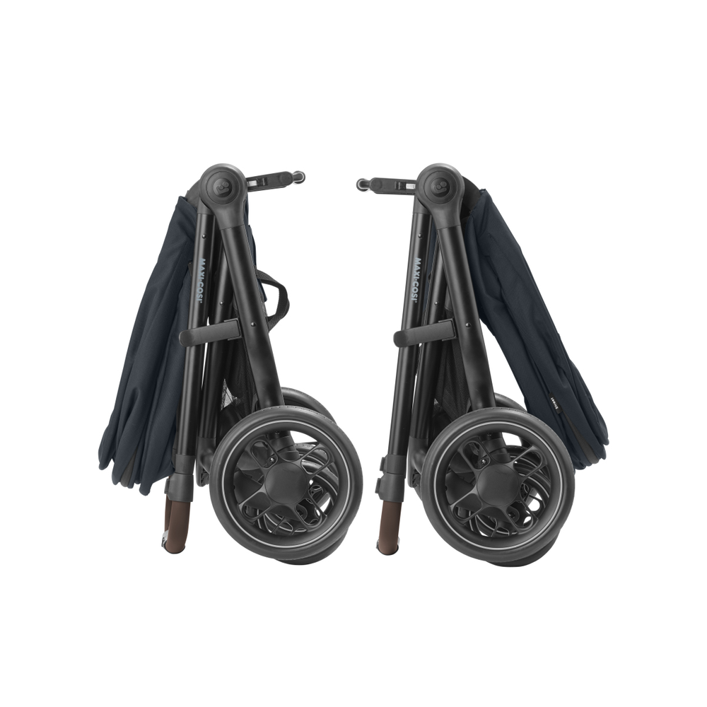 Carrinhos de bebé dobrados pretos com rodas grandes, vistos de lado, em fundo branco.