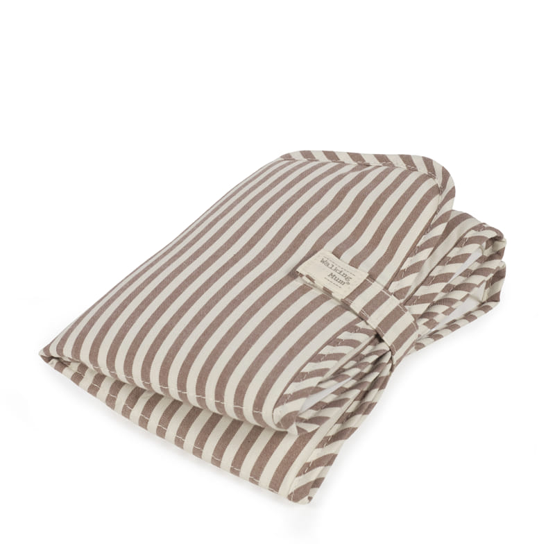 Manta dobrada às riscas bege e branco com etiqueta têxtil