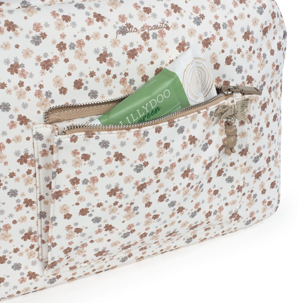 Bolsa branca com padrão floral e bolso com embalagem verde e branca
