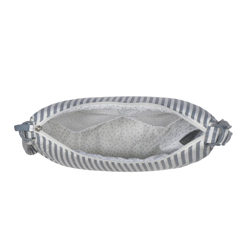 Necessaire às riscas azuis e brancas com interior cinza com pontos