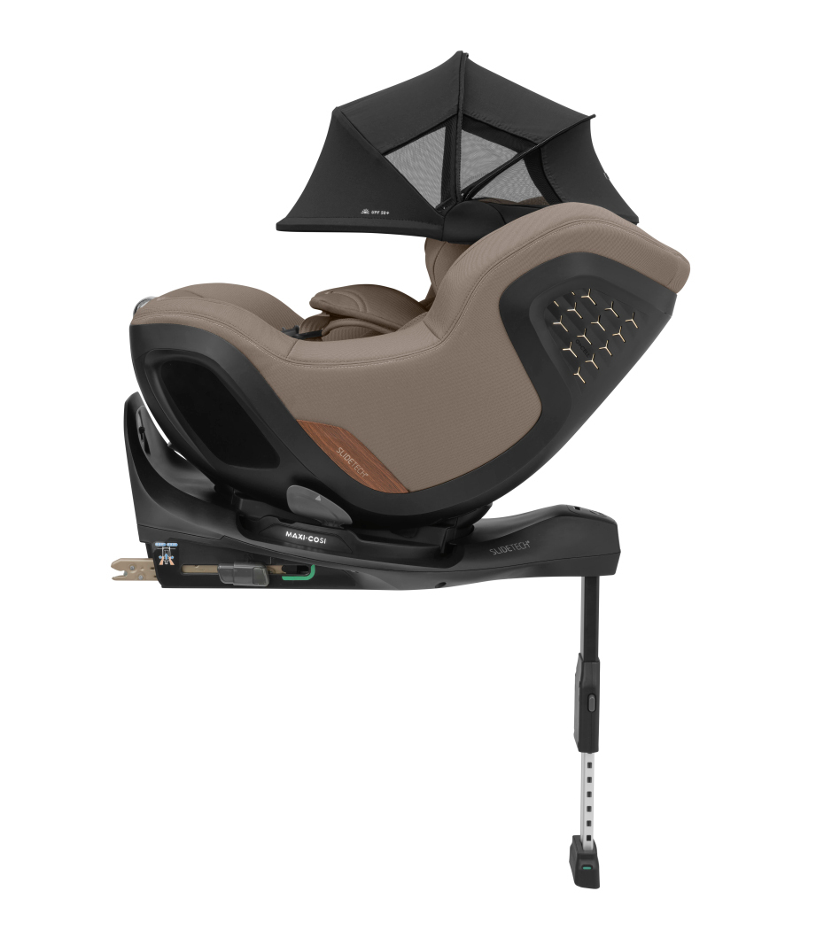 Cadeira de bebé para automóvel castanha e preta com visor solar preto e base de fixação.