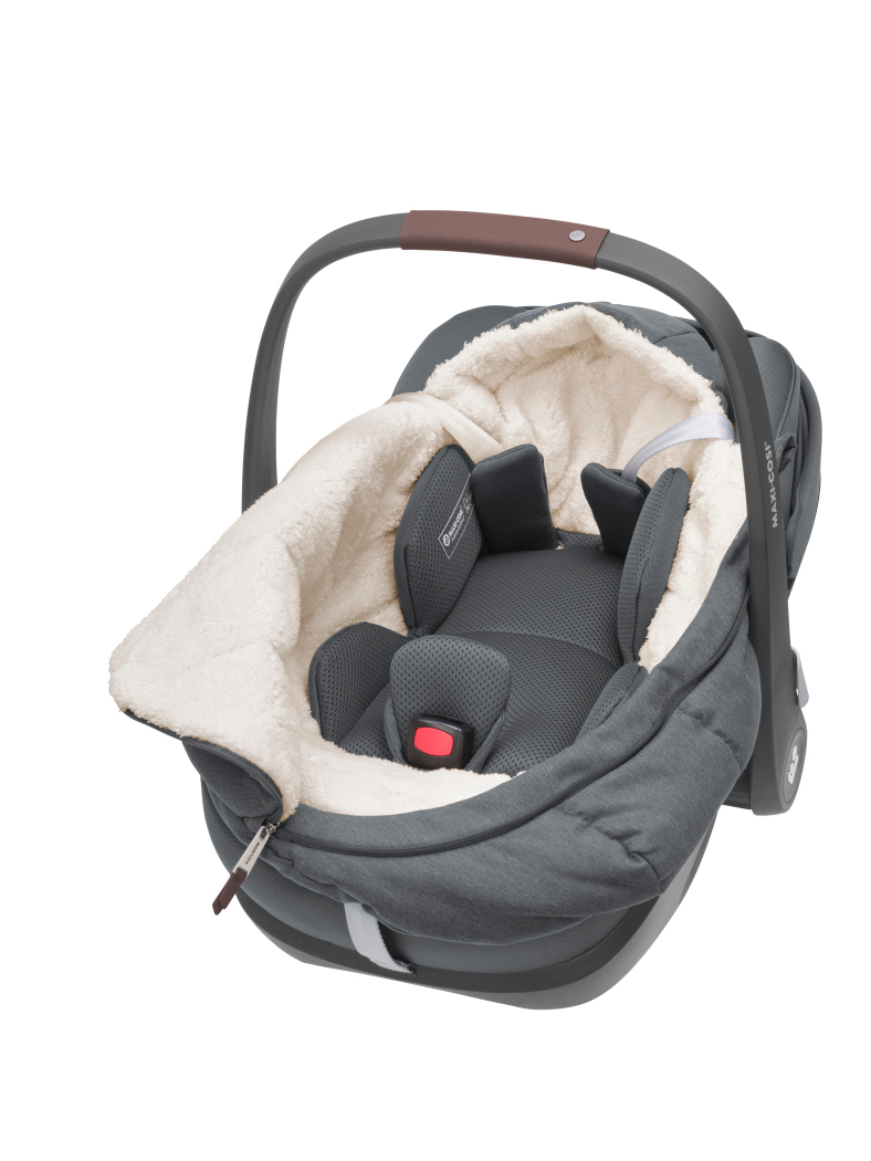 Cadeira auto para bebé Maxicosi cinza escuro com interior branco peludo e arnês com fecho vermelho