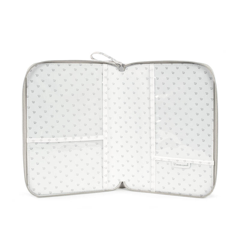 Estojo branco aberto com padrão de pequenos corações cinzentos e divisórias internas.