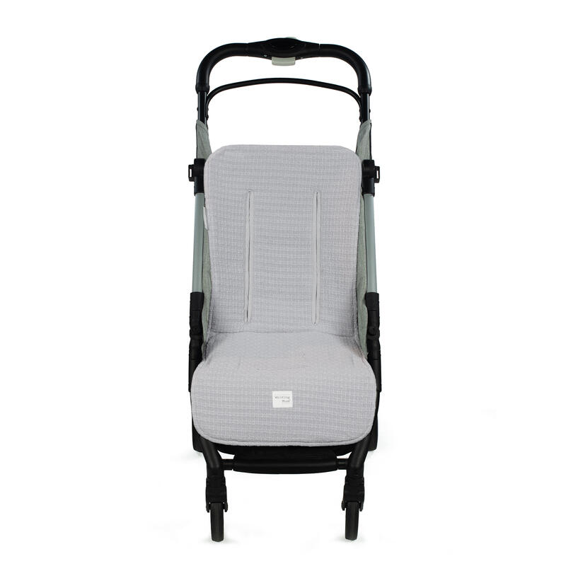 Carrinho de bebé cinzento claro com estrutura preta sobre fundo branco