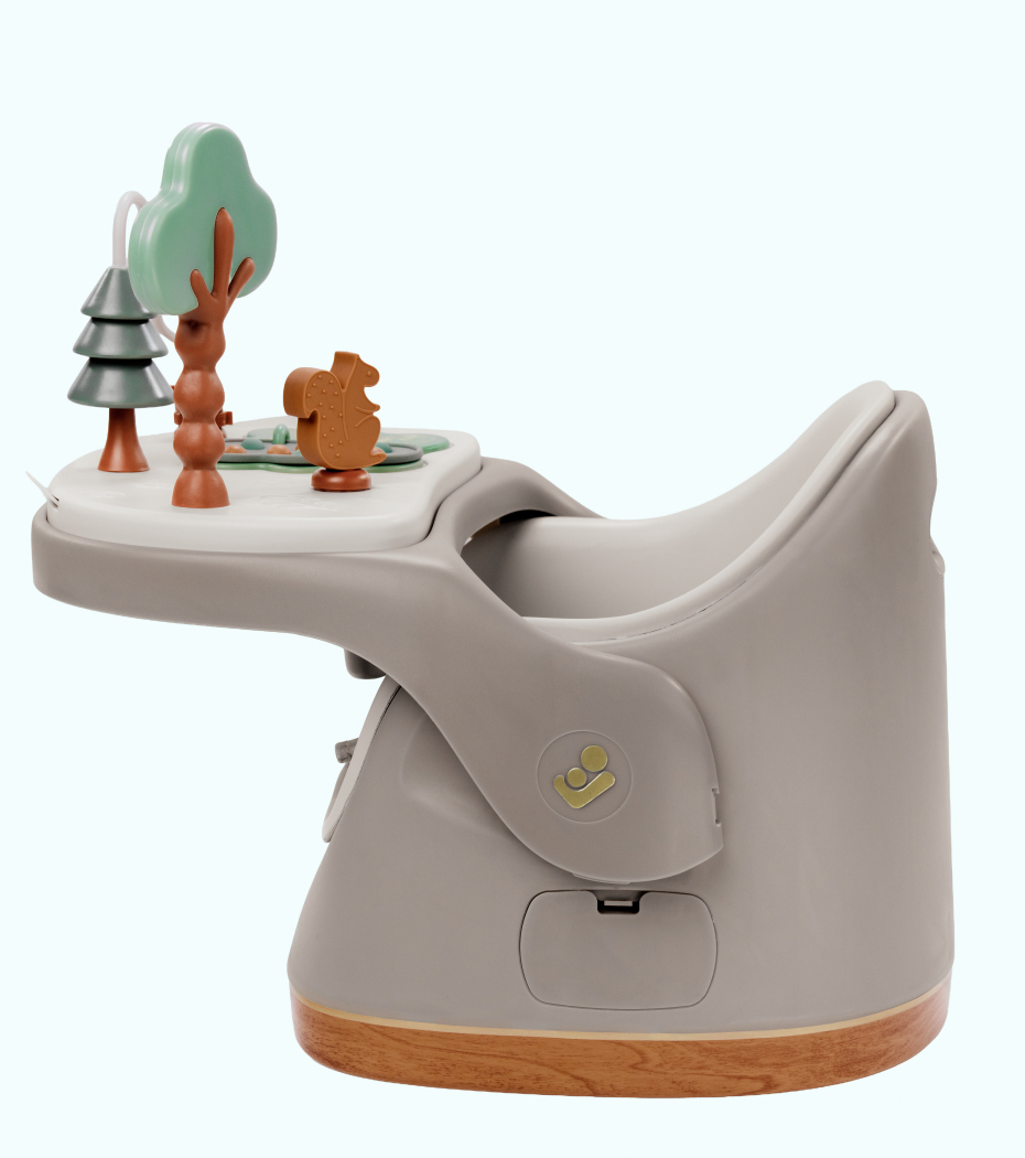 cadeira de bebé cinza com brinquedos na bandeja