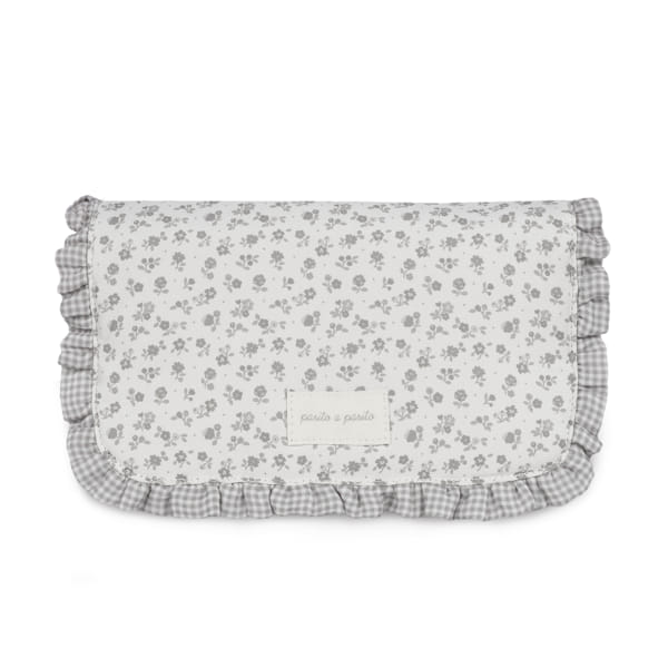 Carteira de tecido branco com padrão floral cinza e bordos com folhos xadrez cinza e branco