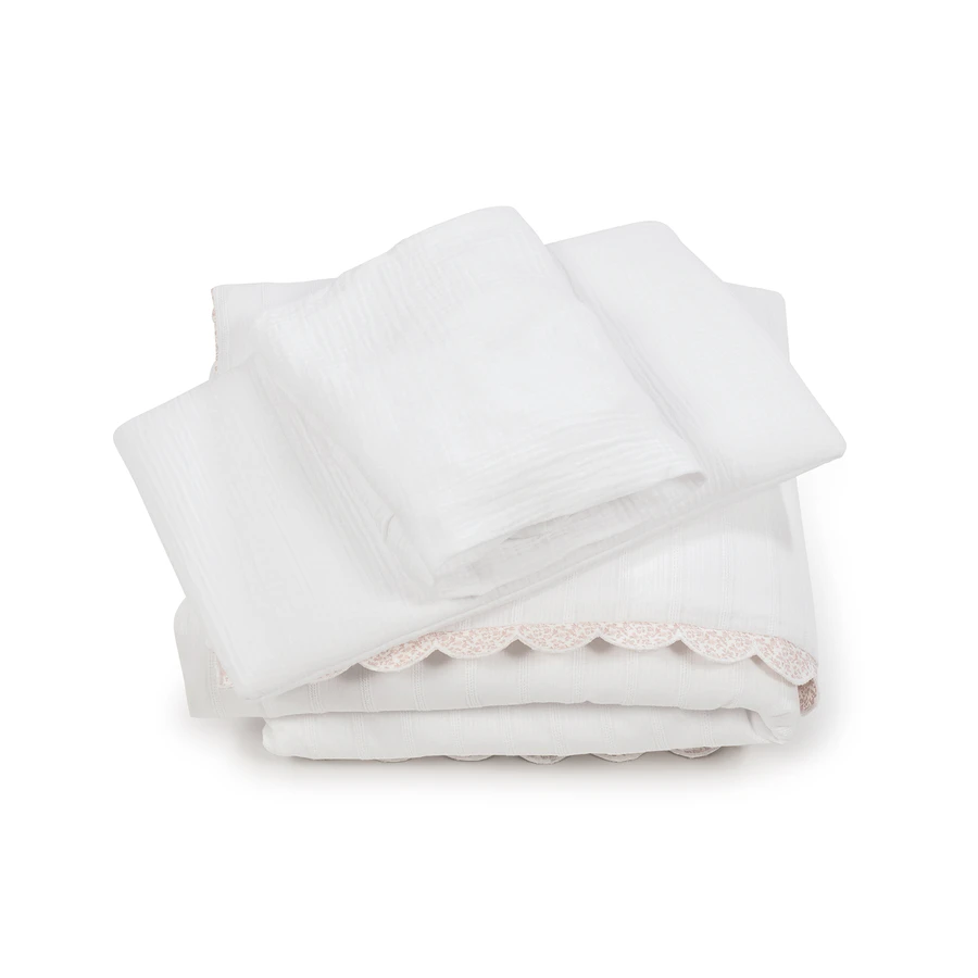 Conjunto de têxteis de cama branco com acabamento em renda rosa