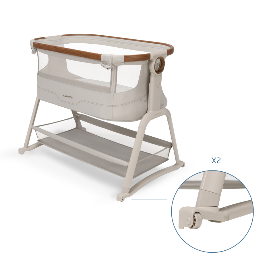 Berço para bebé bege com estrutura metálica e detalhes em madeira