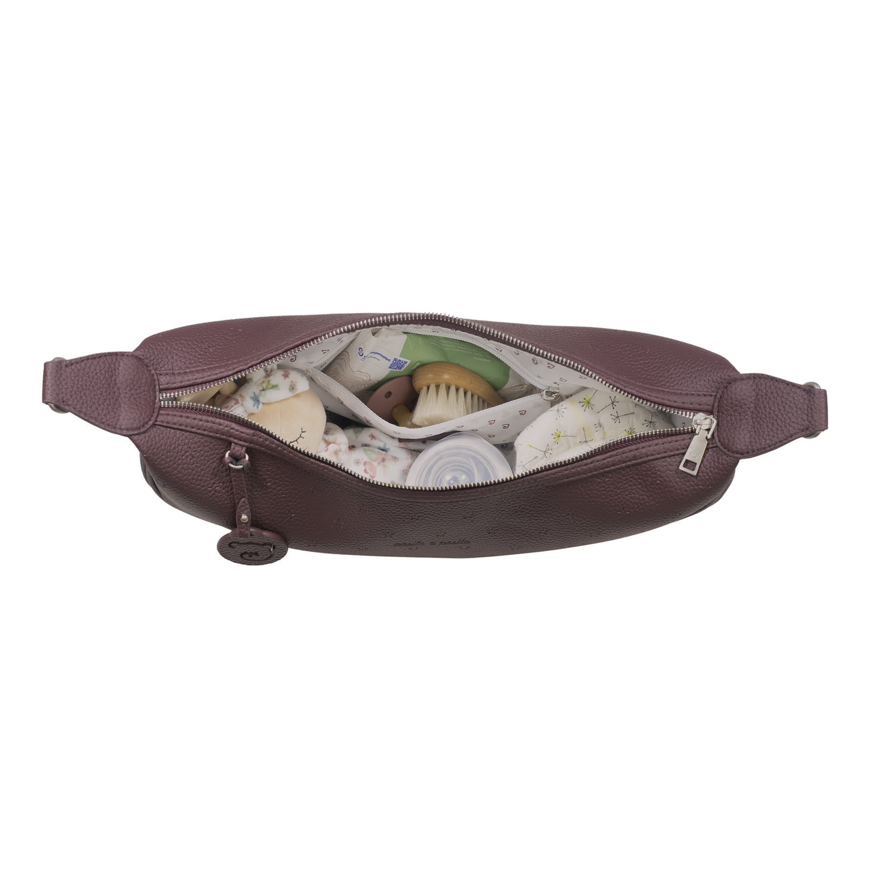 Pochete castanha em couro com interior forrado e acessórios de higiene