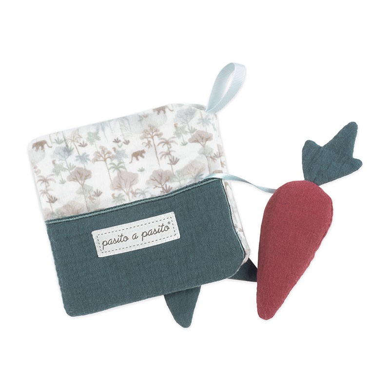 Brinquedo macio para bebé com padrão de animais e plantas e uma cenoura de tecido