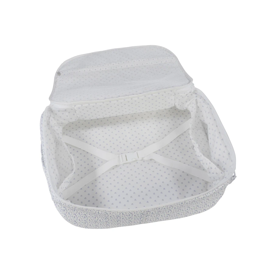Mala de viagem aberta com padrão branco e cinza e interior branco com pequenos corações cinza