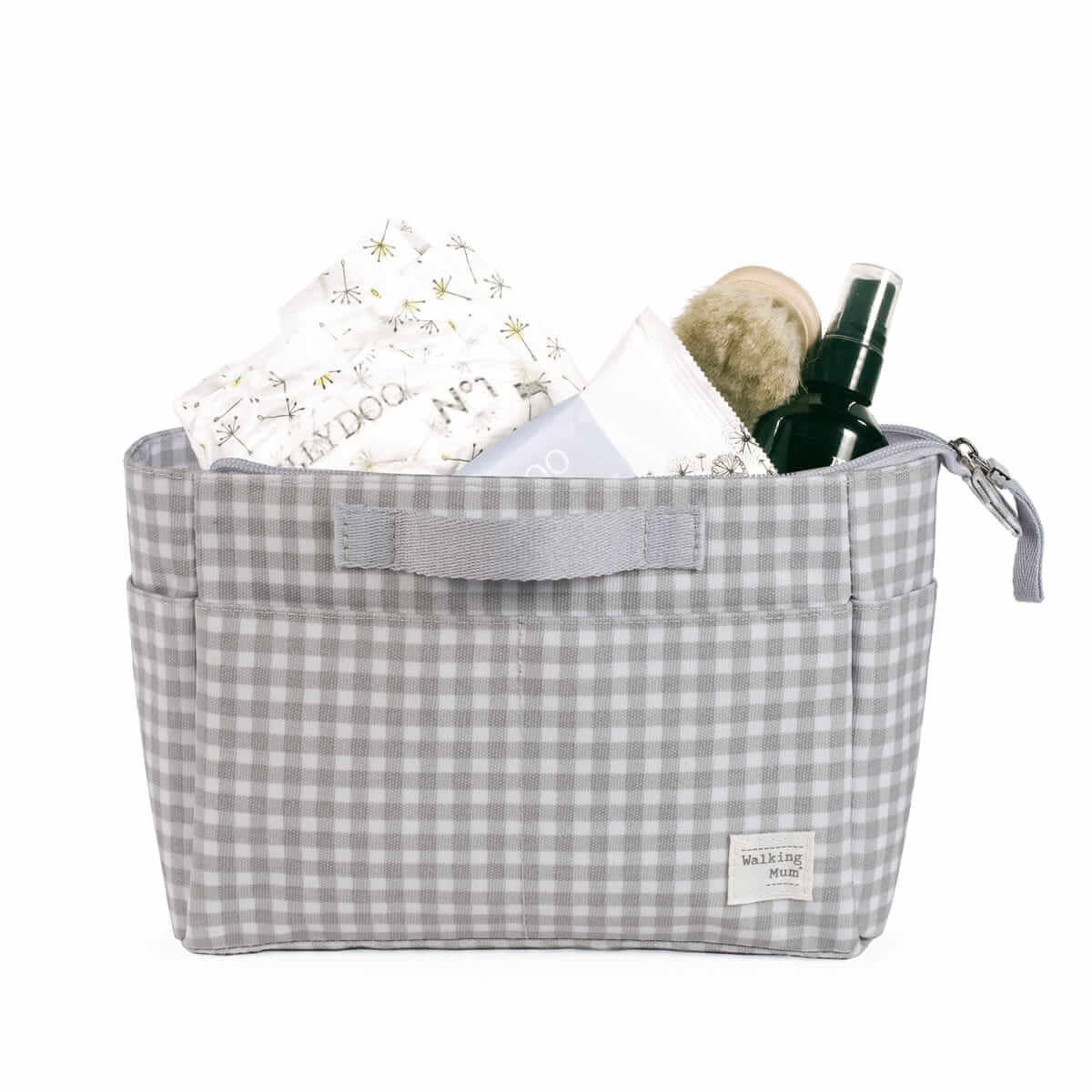 Organizador cinza xadrez com escova, embalagem ELIDOO N°7 e frascos de produtos de cuidados pessoais